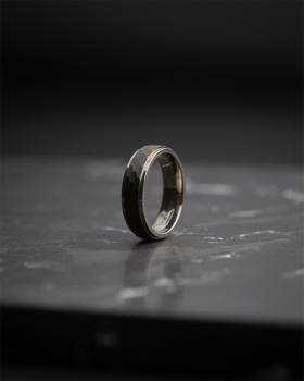 Preview: 6 mm Titanring mit silberner und schwarzer Oberfläche - Duplus Silver Black